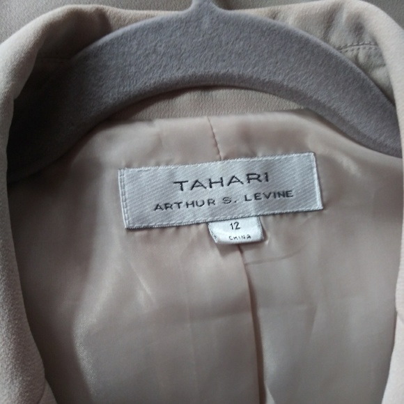 Tahari. 2 piece pant suit - Picture 6 of 8